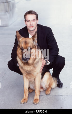 KOMMISSAR REX REX und Brandtner (Gedeon Burkhard) verfolgen die Spur eines Werbefotografen, der in seinem Studio junge Frauen ermordet. aka. "Der schöne Tod/Überschrift: Kommissar Rex Stockfoto