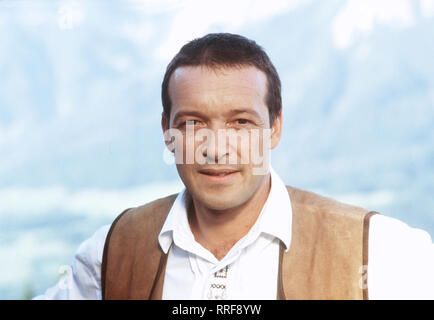 WILDER KAISER - Familie Leitner von der Rübezahlalm e vor Problemen, als Johann (MICHAEL ROLL) Ergänzungsblätter verschwindet. Regie: Christoph Klünker aka. Der Wolf/Überschrift: WILDER KAISER/Deutschland 2000 Stockfoto