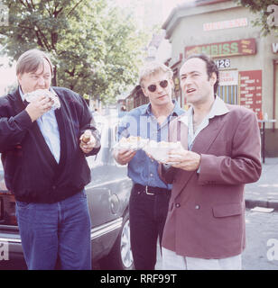 DER FAHNDER/Folge: Hasta la Vista/Ottos Informanten Leo wird aussteigen. Leo hat der Fahndung immer wieder Tipps aus dem Umfeld des Drogenbosses Schwartz geliefert, aber die Sache wird ihm zu heiß. Leo soll noch eine letzte Informationen liefern, um Schwartz überführen zu können. Aber inzwischen ist ein Killer in Leo angesetzt... /Bild: Der spanische Drogenfahnder Miguel soll sterben Untersuchungen unterstützen. / DIETER PFAFF - Otto, Jörg Schüttauf - Becker, VINCENZO BENESTANTE - Miguel/EM -0-55134/, 30 DFAFahnder/Überschrift: der FAHNDER Stockfoto