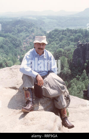 GO TRABI GO/D 1990 - Peter Timm/Im Bild: Wolfgang Stumph (als Udo Struutz) in einer Drehpause/38501-0/-56668, 04 DFATrabi2/Überschrift: Go Trabi Go/D 1990 Stockfoto