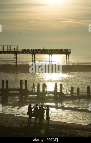 Menschen auf Aberystwyth Beach in Wales, da wurde ein neuer Rekord für den wärmsten Februar Tag der britischen eingestellt. Das Thermometer erreicht 20,3 C (68,5 F) bei Trawsgoed in Ceredigion, West Wales und schlug den bisherigen Rekord von 19,7 C (67,4 W) in Greenwich 1998 aufgezeichnet. Stockfoto