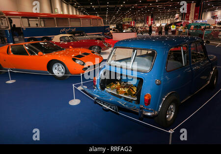 Spezielle Anzeige der Fahrzeuge, die in der legendären britischen Films "The Italian Job" auf dem Display, der an die 2019 London Classic Car Show Stockfoto