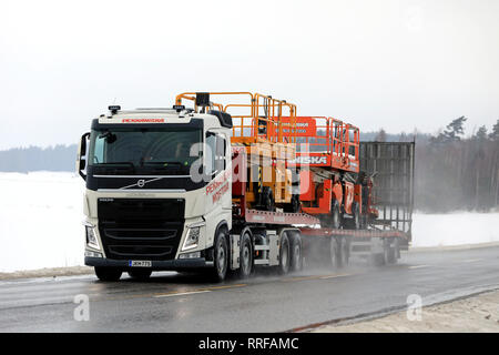 Salo, Finnland - Februar 8, 2019: Volvo FH Auflieger hols Hebeausrüstung von Pekkaniska, einem führenden finnischen Unternehmen vermietung Plattformen und Krane. Stockfoto