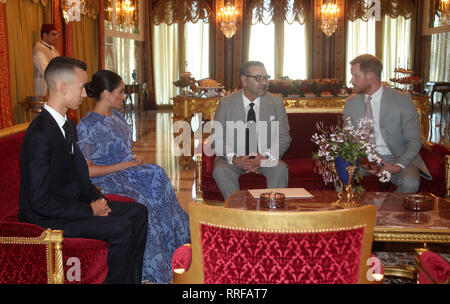 Der Herzog und die Herzogin von Sussex Treffen mit dem König von Marokko (Zweiter von rechts) und sein Sohn der Kronprinz von Marokko, Moulay Hassan (links) an seinem Wohnsitz in Rabat, während einer Audienz bei ihm, am dritten Tag ihrer Tour durch Marokko. Stockfoto