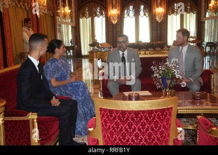 Der Herzog und die Herzogin von Sussex Treffen mit dem König von Marokko (Zweiter von rechts) und sein Sohn der Kronprinz von Marokko, Moulay Hassan (links) an seinem Wohnsitz in Rabat, während einer Audienz bei ihm, am dritten Tag ihrer Tour durch Marokko. Stockfoto