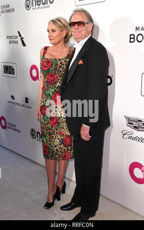 Margaret DeVogelaere und Peter Fonda an der Elton John AIDS Foundation Viewing Party in West Hollywood Park, Los Angeles, Kalifornien, USA. Stockfoto