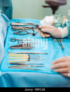 Scrub Krankenschwester medizinische Instrumente für den Betrieb vorbereiten Stockfoto