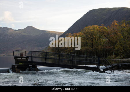 Schnell fließendem Wasser über ein Wehr bei Crummock Water, Lake District, Cumbria, England, Großbritannien Stockfoto