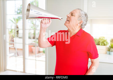 Älterer Mann shouthing durch vintage Metall Megaphon aufgeregt Stockfoto