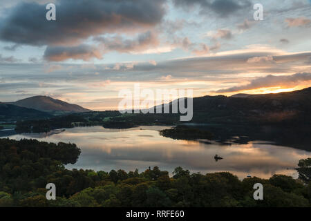 Herbst Sonnenaufgang über Derwentwater, Nationalpark Lake District, Cumbria, England, Großbritannien Stockfoto