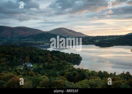 Herbst Sonnenaufgang über Derwentwater, Nationalpark Lake District, Cumbria, England, Großbritannien Stockfoto