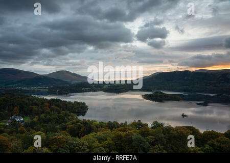 Herbst Sonnenaufgang über Derwentwater, Nationalpark Lake District, Cumbria, England, Großbritannien Stockfoto