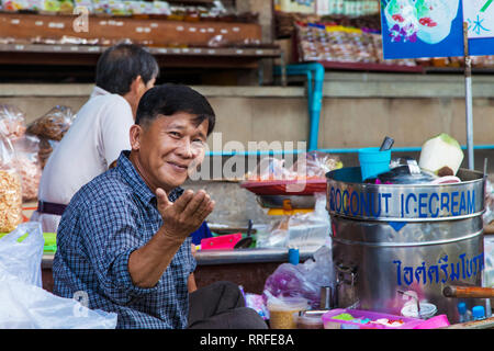 Damnoen Saduak, Thailand - 29. August 2018: der Mann, der den Verkauf von Kokosnuss Eis von einem Boot in Damnoen Saduak Markt, Ratchaburi, Thailand. Stockfoto