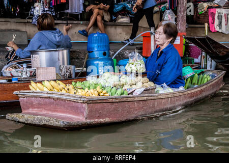 Damnoen Saduak, Thailand - 29. August 2018: Frau verkaufen Früchte von einem Boot in Damnoen Saduak Markt, Ratchaburi, Thailand. Stockfoto