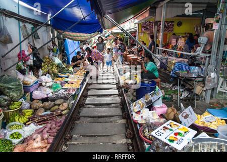 Maeklong, Thailand - 29. August 2018: Markt auf den Gleisen in Maeklong, Thailand. Mit einem Zug führen direkt durch den Markt, es ist eines der Th Stockfoto