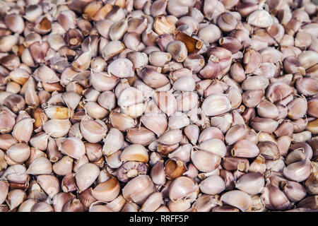 Stapel der thailändischen Knoblauchzehen in einer thailändischen Markt. Stockfoto