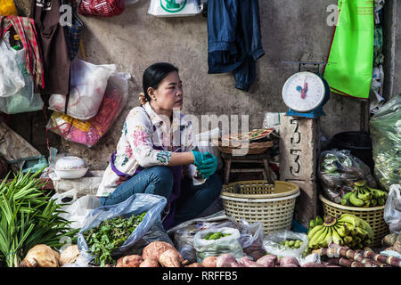 Maeklong, Thailand - 29. August 2018: Frau an ihrem Stall in den Maeklong Railway Markt, Samut Songkhram, Thailand. Stockfoto