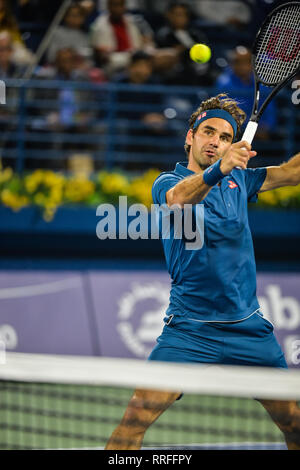 Dubai, VAE. 25. Februar 2019. Ehemalige Welt Nr. 1 Roger Federer von der Schweiz auf dem Weg zum Sieg gegen Philipp Kohlschreiber an der 2019 Dubai Duty Free Tennis Meisterschaften 2019. A7 Zeit Meister dieses Turniers, Federer 6-4, 3-6, 6-1 in seinem ersten Spiel auf der diesjährigen Ausgabe der Credit gewonnen: Feroz Khan/Alamy leben Nachrichten Stockfoto