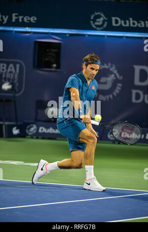 Dubai, VAE. 25. Februar 2019. Ehemalige Welt Nr. 1 Roger Federer von der Schweiz auf dem Weg zum Sieg gegen Philipp Kohlschreiber an der 2019 Dubai Duty Free Tennis Meisterschaften 2019. A7 Zeit Meister dieses Turniers, Federer 6-4, 3-6, 6-1 in seinem ersten Spiel auf der diesjährigen Ausgabe der Credit gewonnen: Feroz Khan/Alamy leben Nachrichten Stockfoto