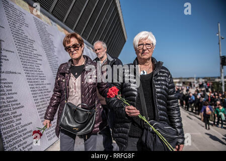 Februar 24, 2019 - Barcelona, Katalonien/Spanien, Spanien - die Angehörigen der Toten, die in Camp de la bota Konzentrationslager während der Tribut. gesehen. Einweihung der Gedenkstätte Raum des Camp de la Bota in Erinnerung an die 1.706 Menschen erschossen durch das Franco-regime zwischen 1939 und 1952. (Bild: © Xavi Ariza/SOPA Bilder über ZUMA Draht) Stockfoto