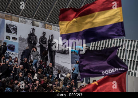 Februar 24, 2019 - Barcelona, Katalonien/Spanien, Spanien-Leuten gesehen, die Beobachtung der Interventionen mit einem Foto von Soldaten, die im Konzentrationslager serviert und. flags während der Tribut.. Einweihung der Gedenkstätte Raum des Camp de la Bota in Erinnerung an die 1.706 Menschen erschossen durch das Franco-regime zwischen 1939 und 1952. (Bild: © Xavi Ariza/SOPA Bilder über ZUMA Draht) Stockfoto