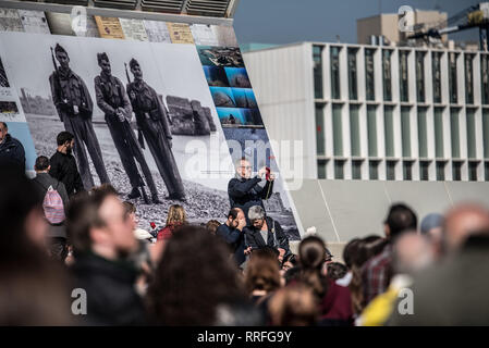 Februar 24, 2019 - Barcelona, Katalonien/Spanien, Spanien - ein Mann gesehen, ein Bild von der Veranstaltung während der Tribut.. Einweihung der Gedenkstätte Raum des Camp de la Bota in Erinnerung an die 1.706 Menschen erschossen durch das Franco-regime zwischen 1939 und 1952. (Bild: © Xavi Ariza/SOPA Bilder über ZUMA Draht) Stockfoto