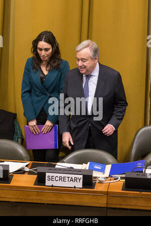 Genf, Schweiz. 25 Feb, 2019. Generalsekretär der Vereinten Nationen, Antonio Guterres (R) kommt für die Eröffnung der Konferenz der Vereinten Nationen für Abrüstung in Genf, Schweiz, Jan. 25, 2019. Auf den Einsatz von chemischen Waffen mit Straffreiheit Fahrt' neue Proliferation", und eine neue Vision der Rüstungskontrolle ist erforderlich, Antonio Guterres warnte hier am Montag. Credit: Xu Jinquan/Xinhua/Alamy leben Nachrichten Stockfoto