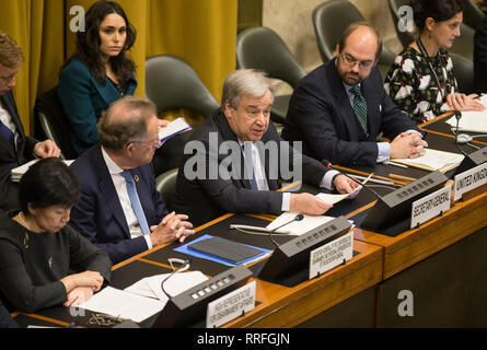 Genf, Schweiz. 25 Feb, 2019. Generalsekretär der Vereinten Nationen, Antonio Guterres (C) spricht bei der Eröffnung der Konferenz der Vereinten Nationen über Abrüstung in Genf, Schweiz, Jan. 25, 2019. Auf den Einsatz von chemischen Waffen mit Straffreiheit Fahrt' neue Proliferation", und eine neue Vision der Rüstungskontrolle ist erforderlich, Antonio Guterres warnte hier am Montag. Credit: Xu Jinquan/Xinhua/Alamy leben Nachrichten Stockfoto