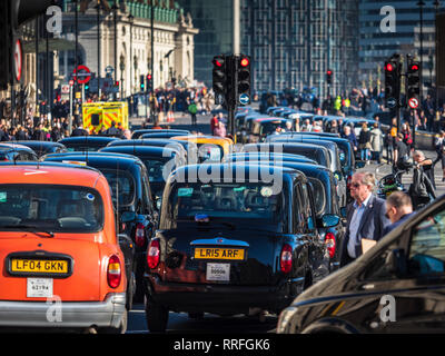 London Taxi - London Taxis Warteschlange Warteschlange in der Nähe von Westminster Bridge in London London der schwarzen Taxis. Stockfoto