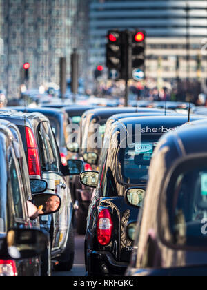 London Taxi - London Taxis Warteschlange Warteschlange in der Nähe von Westminster Bridge in London London der schwarzen Taxis. Stockfoto