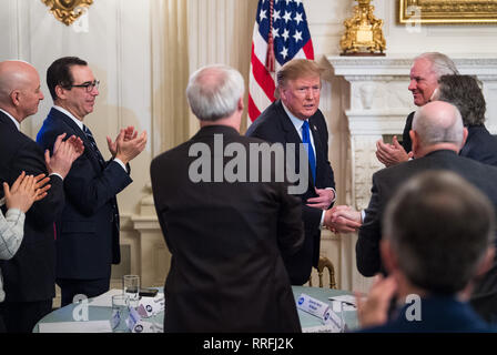 Washington, District of Columbia, USA. 25 Feb, 2019. Präsidenten der Vereinigten Staaten Donald J. Trumpf schüttelt Hände mit Gouverneure nach der Adressierung der 2019 White House Business Session im Weißen Haus in Washington, DC, die am 25. Februar 2019. Trump diskutiert die Gruppe auf die Infrastruktur, die Opioid Epidemie, Grenzsicherheit und China Handelspolitik. Blick auf Von links ist der US-Treasury Steven T. Mnunchin Credit: Kevin Dietsch/CNP/ZUMA Draht/Alamy leben Nachrichten Stockfoto