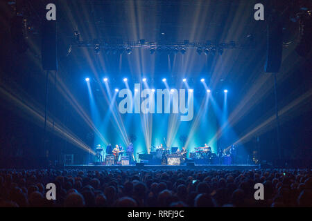 London, Großbritannien. 25 Feb, 2019. Steely Dan live auf der Bühne im SSE Wembley Arena in London. Foto Datum: Montag, 25 Februar, 2019. Credit: Roger Garfield/Alamy leben Nachrichten Stockfoto