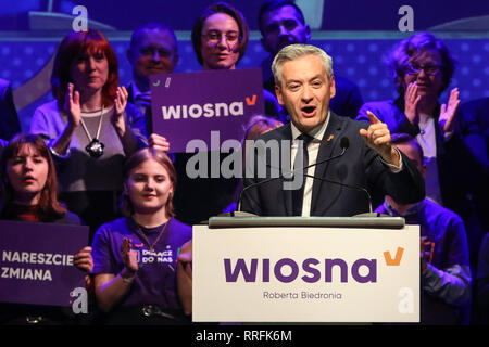 Danzig, Polen. 25 Feb, 2019. Wiosna (Frühjahr) Partei Robert Biedron (C) nimmt an der Wahlparteitag in Stary Manez in Danzig. Wiosna - die neue Partei der ehemalige Bürgermeister von Slupsk, LGBT-Aktivist und erste offen schwule polnische Parlament Mitglied Robert Biedron wird in den Wahlen zum Europäischen Parlament im Mai 2019 beginnen. Credit: Vadim Pacajev/Alamy leben Nachrichten Stockfoto
