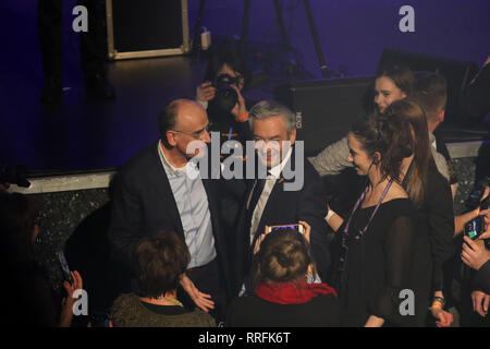 Danzig, Polen. 25 Feb, 2019. Wiosna (Frühjahr) Partei Robert Biedron (C) nimmt an der Wahlparteitag in Stary Manez in Danzig. Wiosna - die neue Partei der ehemalige Bürgermeister von Slupsk, LGBT-Aktivist und erste offen schwule polnische Parlament Mitglied Robert Biedron wird in den Wahlen zum Europäischen Parlament im Mai 2019 beginnen. Credit: Vadim Pacajev/Alamy leben Nachrichten Stockfoto