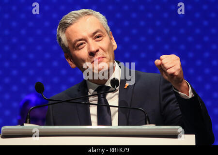 Danzig, Polen. 25 Feb, 2019. Wiosna (Frühjahr) Partei Robert Biedron (C) nimmt an der Wahlparteitag in Stary Manez in Danzig. Wiosna - die neue Partei der ehemalige Bürgermeister von Slupsk, LGBT-Aktivist und erste offen schwule polnische Parlament Mitglied Robert Biedron wird in den Wahlen zum Europäischen Parlament im Mai 2019 beginnen. Credit: Vadim Pacajev/Alamy leben Nachrichten Stockfoto