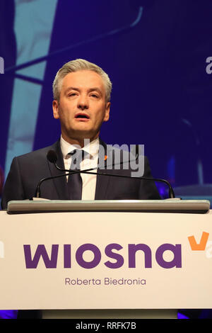 Danzig, Polen. 25 Feb, 2019. Wiosna (Frühjahr) Partei Robert Biedron (C) nimmt an der Wahlparteitag in Stary Manez in Danzig. Wiosna - die neue Partei der ehemalige Bürgermeister von Slupsk, LGBT-Aktivist und erste offen schwule polnische Parlament Mitglied Robert Biedron wird in den Wahlen zum Europäischen Parlament im Mai 2019 beginnen. Credit: Vadim Pacajev/Alamy leben Nachrichten Stockfoto