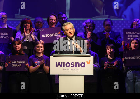 Danzig, Polen. 25 Feb, 2019. Wiosna (Frühjahr) Partei Robert Biedron (C) nimmt an der Wahlparteitag in Stary Manez in Danzig. Wiosna - die neue Partei der ehemalige Bürgermeister von Slupsk, LGBT-Aktivist und erste offen schwule polnische Parlament Mitglied Robert Biedron wird in den Wahlen zum Europäischen Parlament im Mai 2019 beginnen. Credit: Vadim Pacajev/Alamy leben Nachrichten Stockfoto