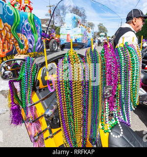 New Orleans, USA. 24. Feb 2019. Mardi Gras Gruppe von Motorrädern, bereiten Sie sich auf Ihre Fahrt während der KREWE von Carrollton in New Orleans, LA Credit: Tom Pumphret/Alamy Live News Credit: Tom Pumphret/Alamy leben Nachrichten Stockfoto