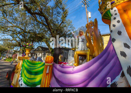 New Orleans, USA. 24. Feb 2019. Die Königin der Krewe von ALLA in New Orleans, LA Credit: Tom Pumphret/Alamy Live News Credit: Tom Pumphret/Alamy leben Nachrichten Stockfoto