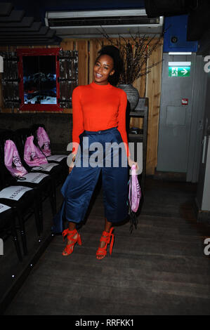 London, Großbritannien. 25 Feb, 2019. Analese Dayes während der Claudette die Marke X Limonade Puppen, Modenschau, gesehen, hosted bei 3-4 Archer Street in London. Credit: Terry Scott/SOPA Images/ZUMA Draht/Alamy leben Nachrichten Stockfoto