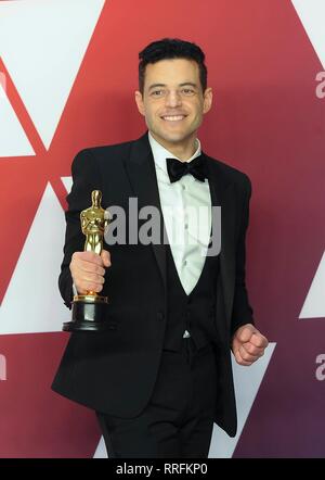 Hollywood, Vereinigte Staaten von Amerika. 24 Feb, 2019. Rami Malek stellt im Presseraum des 91. jährlichen Academy Awards, die Oscars, bei Dolby Theater in Los Angeles, USA, am 24. Februar 2019. | Verwendung der weltweiten Kredit: dpa/Alamy leben Nachrichten Stockfoto