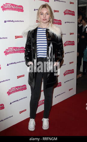Nell Hudson am Austentatious drücken Sie die Nacht im Fortune Theatre, Russell Street, Covent Garden. Stockfoto