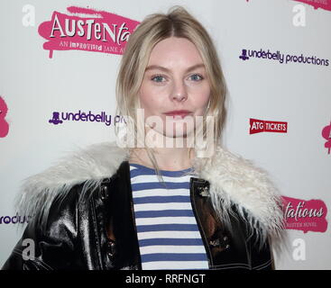 Nell Hudson am Austentatious drücken Sie die Nacht im Fortune Theatre, Russell Street, Covent Garden. Stockfoto