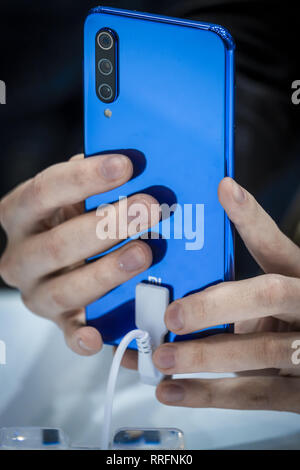 Barcelona, Katalonien, Spanien. 25 Feb, 2019. Die neue blaue Farbe Modell der Xiaomi 9 wird während der MWC2019 gesehen. Das MWC 2019 Mobile World Congress seine Türen öffnet, um die neuesten Nachrichten der Hersteller von Smart Phones. Das Vorhandensein von Geräten bereit, 5G-Kommunikation zu verwalten hat das Markenzeichen dieser Ausgabe. Credit: Paco Freire/SOPA Images/ZUMA Draht/Alamy leben Nachrichten Stockfoto
