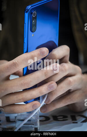 Barcelona, Katalonien, Spanien. 25 Feb, 2019. Die neue blaue Farbe Modell der Xiaomi 9 wird während der MWC2019 gesehen. Das MWC 2019 Mobile World Congress seine Türen öffnet, um die neuesten Nachrichten der Hersteller von Smart Phones. Das Vorhandensein von Geräten bereit, 5G-Kommunikation zu verwalten hat das Markenzeichen dieser Ausgabe. Credit: Paco Freire/SOPA Images/ZUMA Draht/Alamy leben Nachrichten Stockfoto