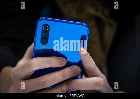 Die neue blaue Farbe Modell der Xiaomi 9 wird während der MWC 2019 gesehen. Die MWC 2019 Mobile World Congress öffnet seine Türen für die neuesten Nachrichten der Hersteller von Smart Phones. Das Vorhandensein von Geräten bereit, 5G-Kommunikation zu verwalten hat das Markenzeichen dieser Ausgabe. Stockfoto