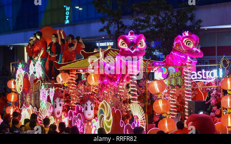 Johor Bahru, Malaysia. 25 Feb, 2019. Die Menschen sehen die flashy schwimmt während der Nacht Chingay Parade in Johor Bahru, Malaysia, Feb 25, 2019. Lokale Chinesische in Johor Bahru halten Sie die jährliche Tradition der Chinesischen neue Jahr und Wünschen für Frieden und Wohlstand mit den Höhepunkt der Nacht Chingay Parade zu feiern, als Gottheiten sind rund um die wichtigsten Straßen von Johor Bahru durch Prozession beigetreten, einschließlich Hin- und Herbewegungen, Löwen und Drachen Tänzer durchgeführt. Credit: Chong Voon Chung/Xinhua/Alamy leben Nachrichten Stockfoto