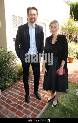 Los Angeles, Ca, USA. 25 Feb, 2019. Sam Bobino, Amanda Sthers, Generalkonsul von Frankreich Gastgeber Post-Oscar Mittagessen in der Residenz des Generalkonsuls von Frankreich in Beverly Hills, Kalifornien, die am 25. Februar 2019. Credit: Faye Sadou/Medien Punch/Alamy leben Nachrichten Stockfoto