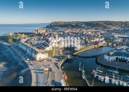 Aberystwyth Wales UK, Dienstag, 26. Februar 2019. UK Wetter: Daybreak über Aberystwyth, Ceredigion West Wales, auf einen weiteren Tag wolkenlosen Himmel. Gestern in der Region rund um die Stadt erlebt die heißeste je recored Februar Temperaturen in Großbritannien, erreichen 20,3 °C bei Trawsgoed. Foto Keith Morris/Alamy leben Nachrichten Stockfoto