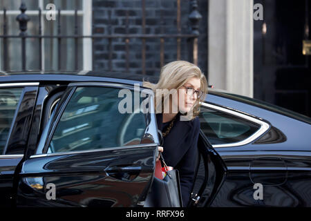 London, Großbritannien. 26 Feb, 2019. Minister für Internationale Entwicklung und Ministerin für Frauen und Gleichstellung, die Rt Hon Penny Mordaunt, MP kommt für die wöchentliche Kabinettssitzung am 10 Downing Street in London. Premierminister, Theresa May, wird erwartet, um eine Aussage zu MPs später heute mit wachsenden Erwartungen, dass sie einen Kompromiss, um zu verhindern, dass eventuelle Rücktritte bieten zu geben. Credit: Keith Larby/Alamy leben Nachrichten Stockfoto